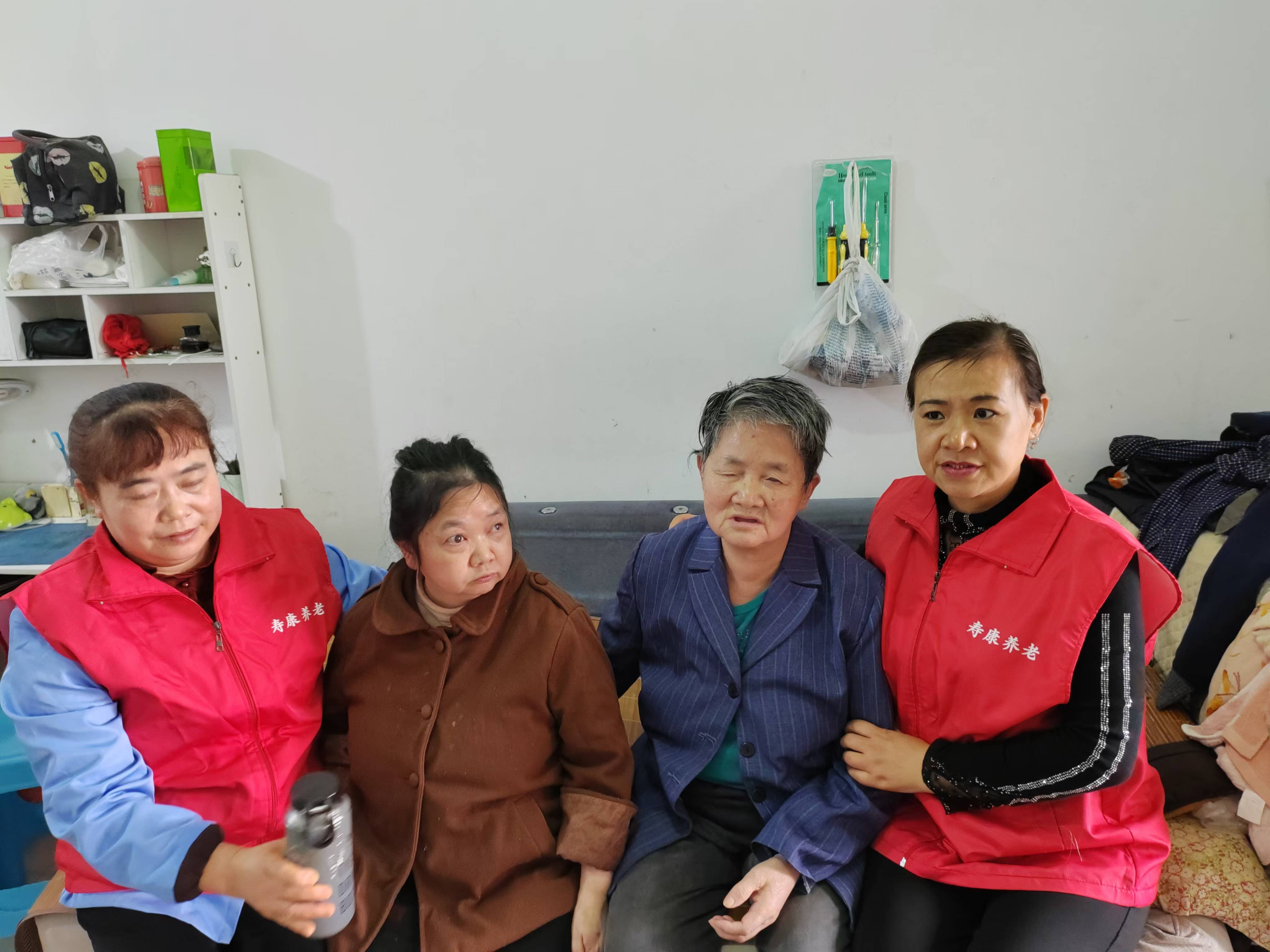 关爱失明老人，传递温暖力量